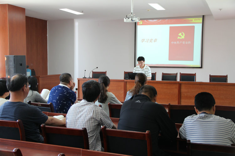 威海四中第三党支部进行党章集中学习