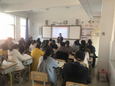 家校同心，共育成长：威海四中高二学部召开新学期家长会
